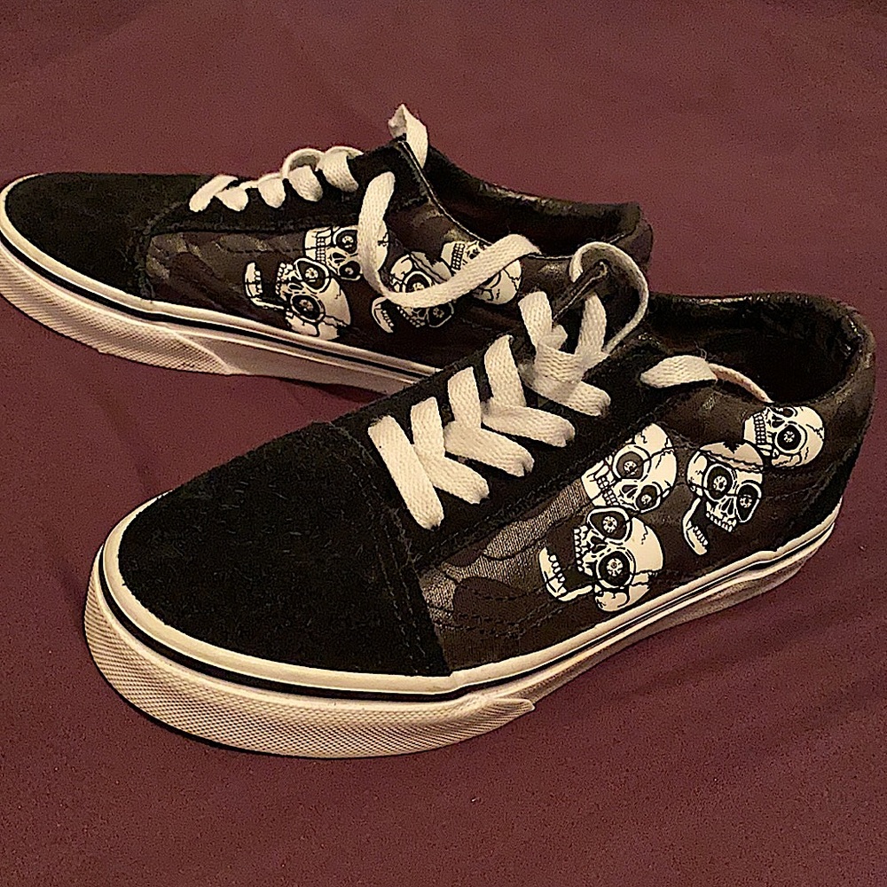 Barely used Vans. - Picture 3 of 4